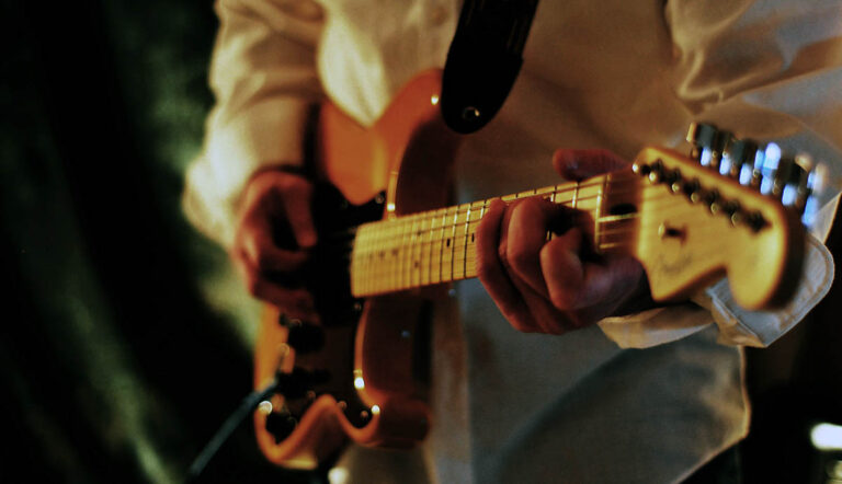 American-Standard-Fender-Stratocaster-Gold